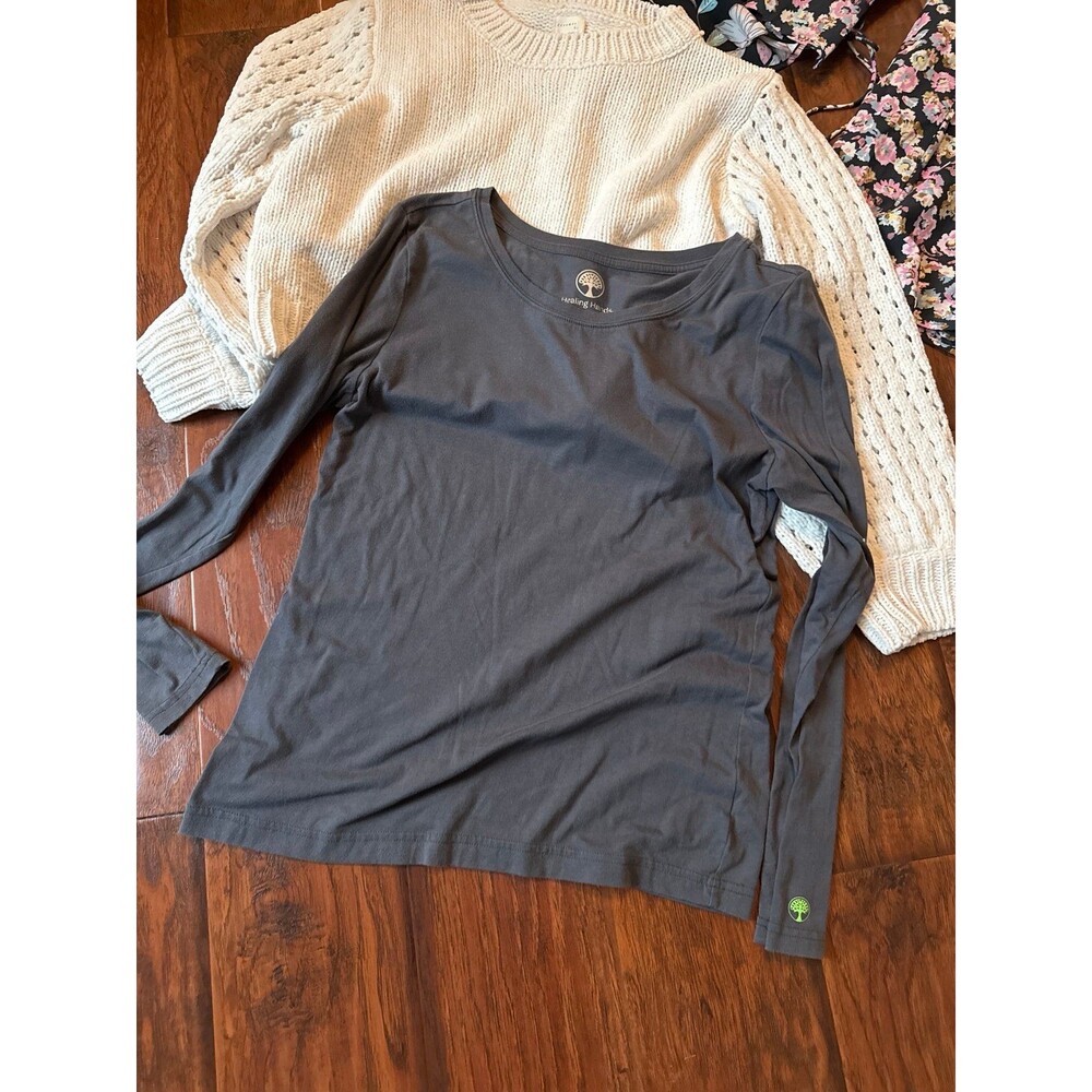 8-Piece Women’s Size L Clothing Bundle Dresses, Romper & Tops – H&M, Uniqlo - Picture 4 of 7
